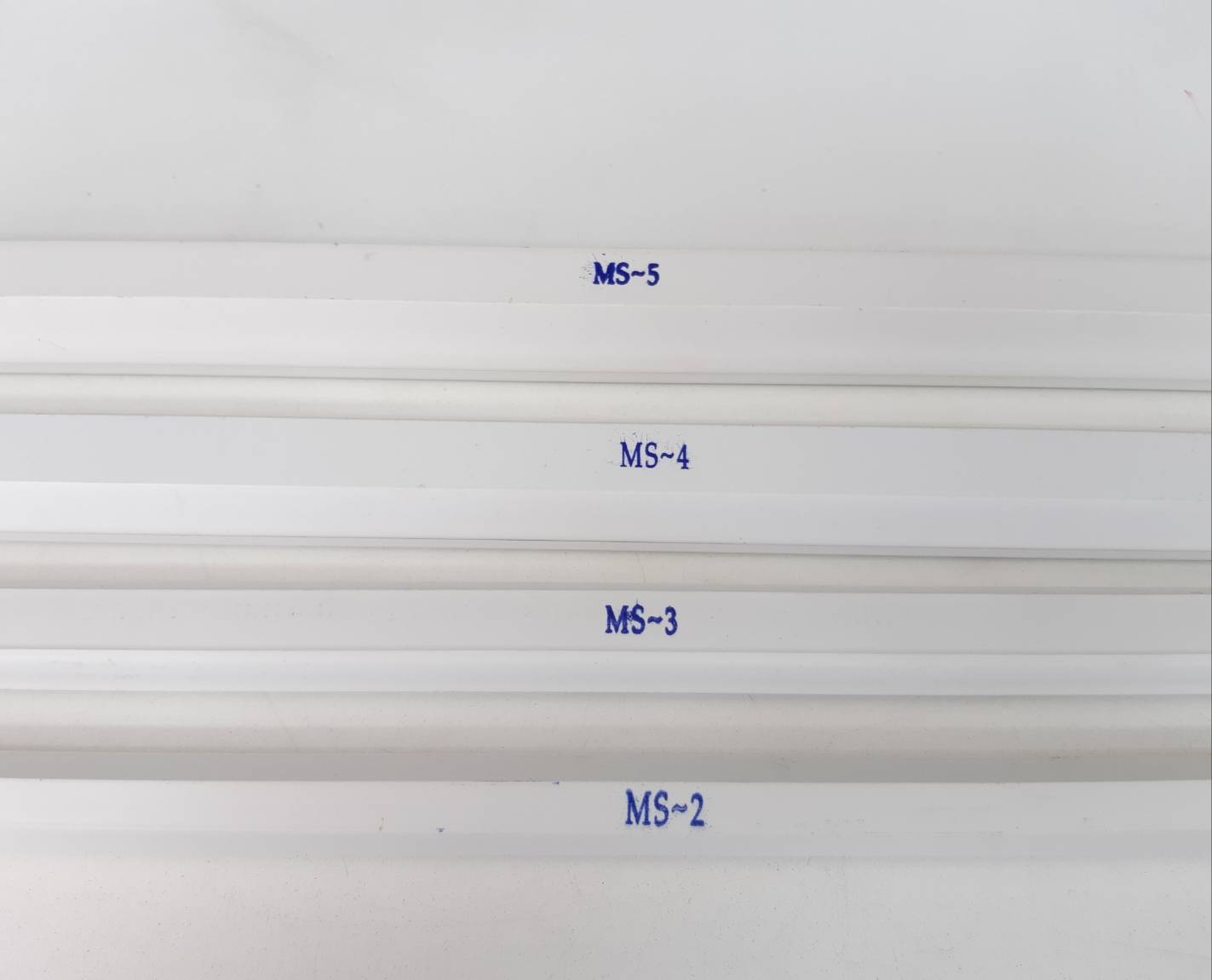 รางเก็บสายหลังเต่า สีขาว 1 ม. รางเก็บสายหลังเต่า สีขาว 1 ม.